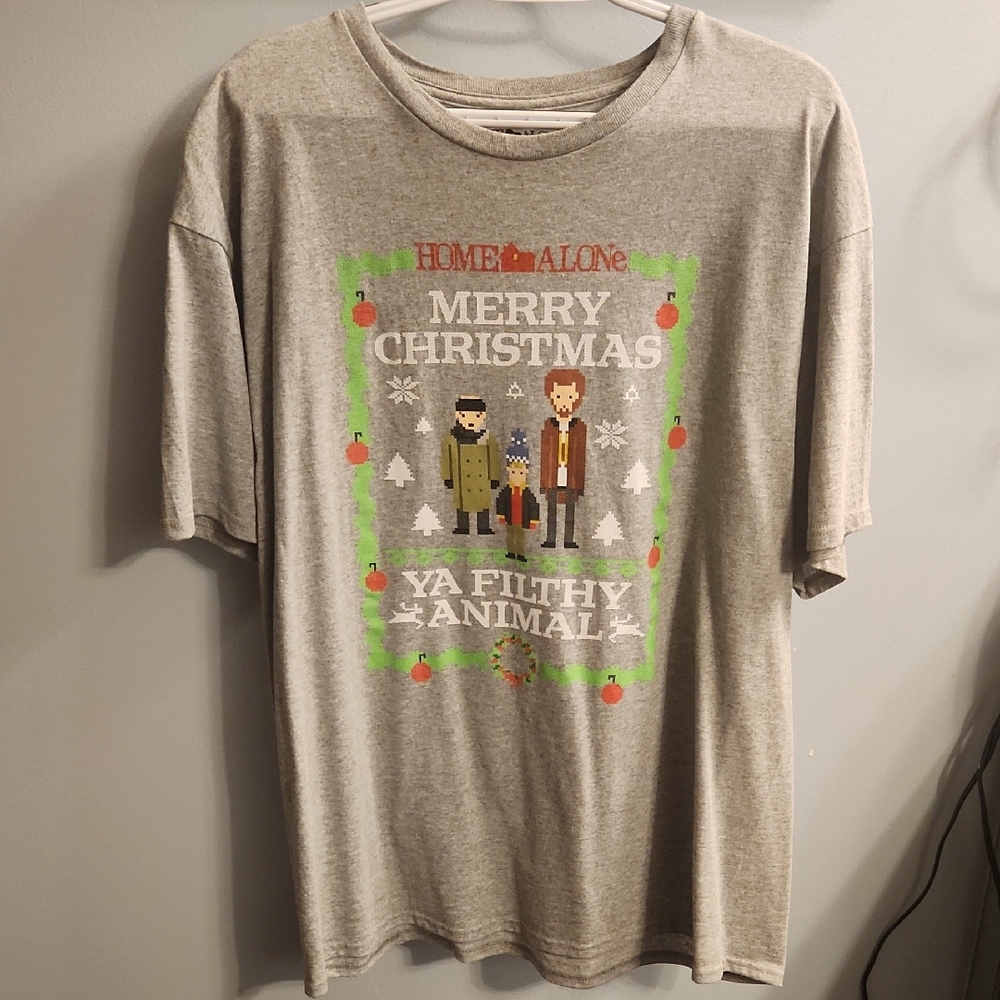 🍉NWOT Gray 'Home Alone' Christmas T-Shirt